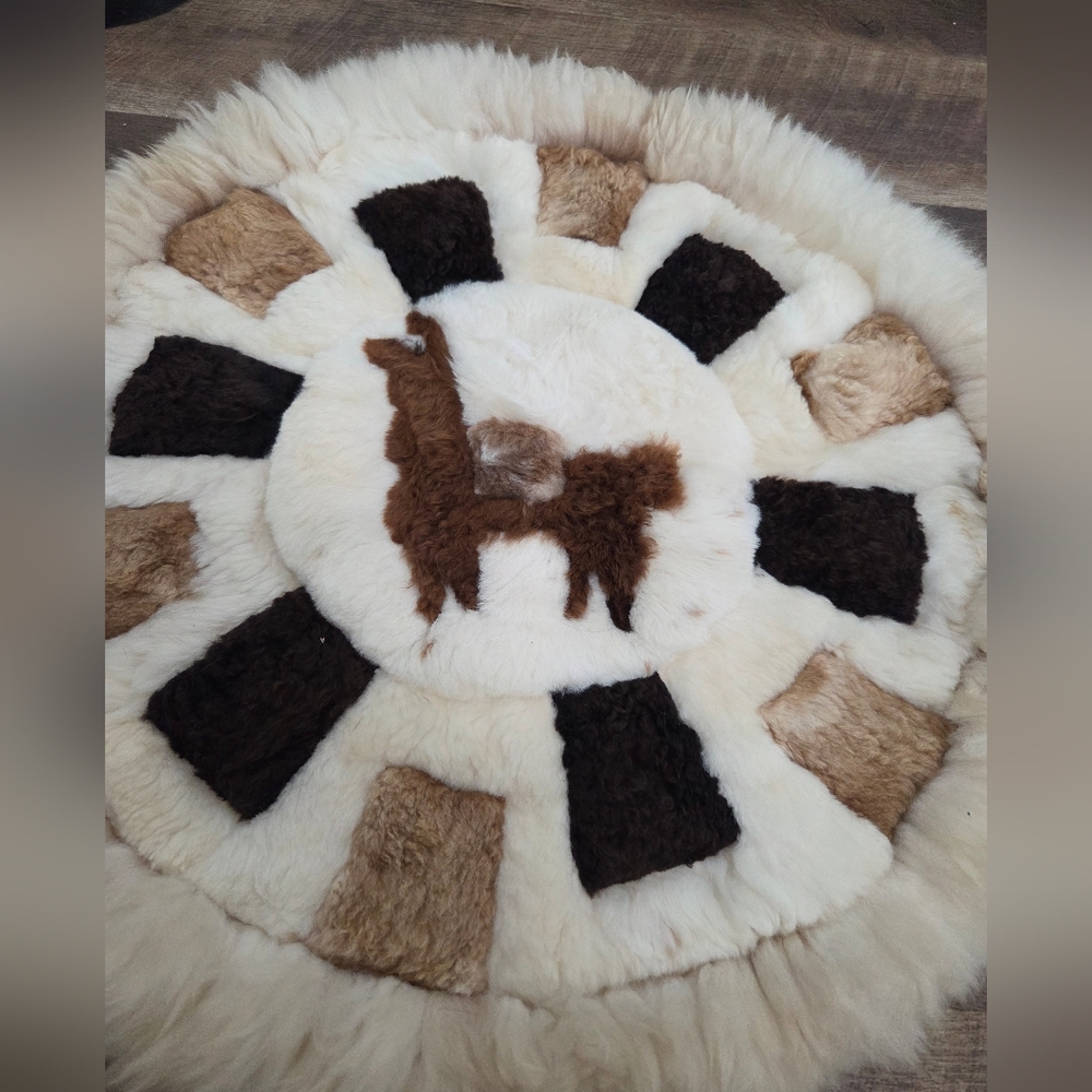 Peruvian Alpaca Wool Patchwork Round Rug Tapestry Wall Decor with a Llama Motif - Picture 12 of 12